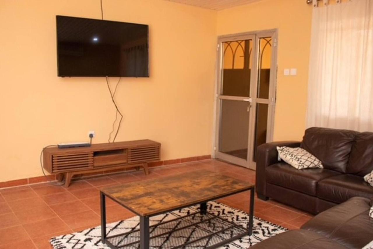 Fully Air-Con 3Bed Villa-Wifi -Hot Water -Cable Tv Freetown Dış mekan fotoğraf